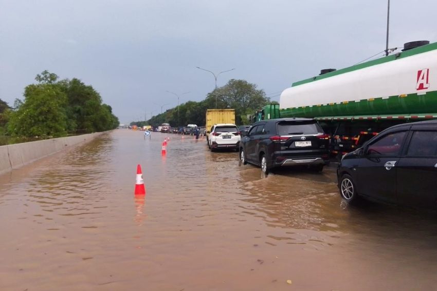Jalan Tol Jakarta-Tangerang Banjir Akibat Hujan Deras