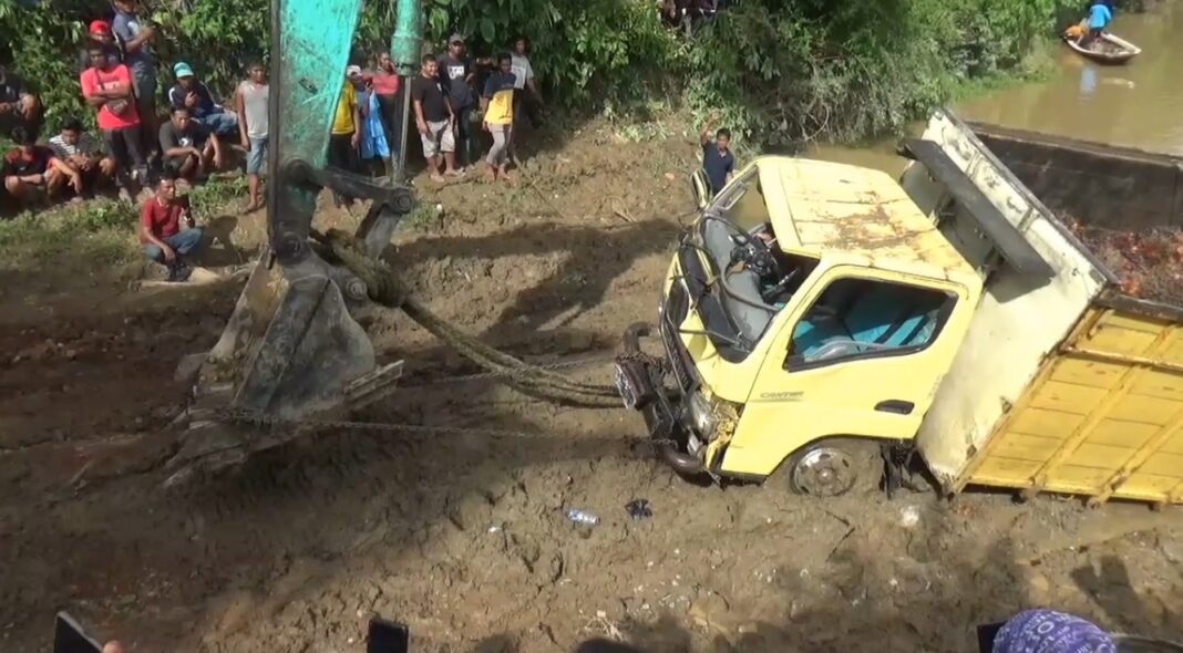 Bus Tabrak Truk Sawit di Jambi