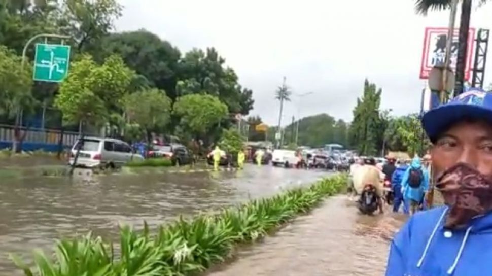 Banjir Terjang 3 RT dan 2 Ruas Jalan di Jakbar dan Jaksel