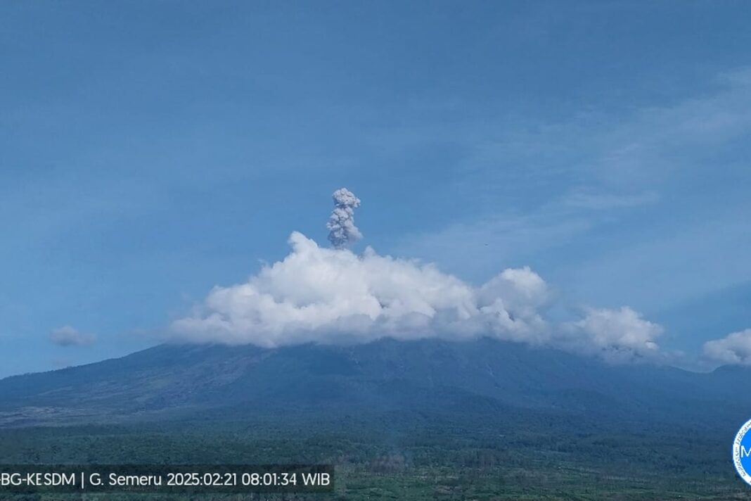 Erupsi Gunung Semeru Pagi Ini
