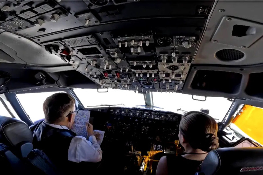 Raja dan Ratu Thailand Terbangkan Pesawat Boeing 737 sebagai Pilot dan Kopilot