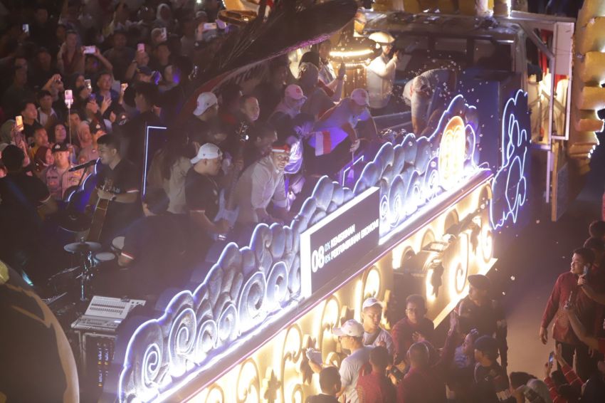 Seskab Teddy Naik Mobil Karnaval Bertuliskan Nomor 08