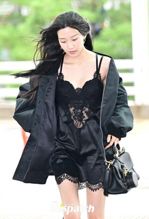 Moon Ga Young Pamer Perut Ramping dengan Lace Bra dan Jaket Leopard