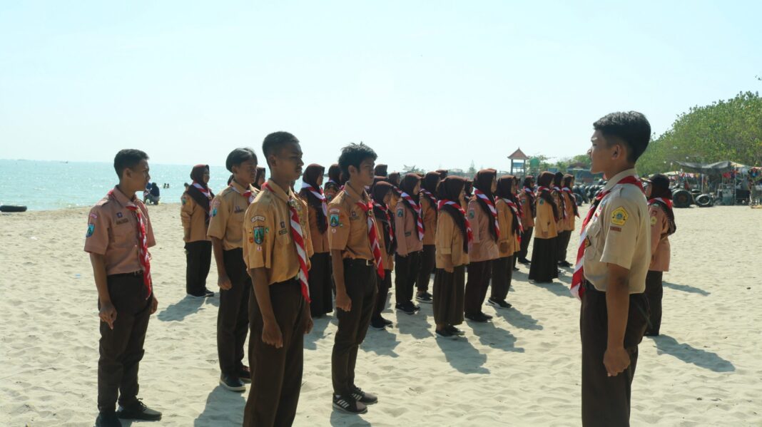 Ribuan Pramuka Kumpul Bersihkan Pantai di Jawa Timur