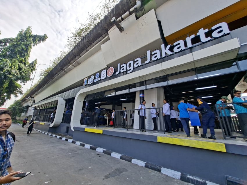 Tarif Transjakarta dan MRT Jakarta Kembali Normal Hari Ini.