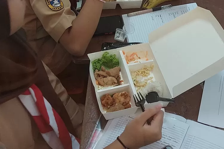 17 Siswa SMP di Karanganyar Diduga Keracunan MBG, Dilarikan ke Puskesmas
