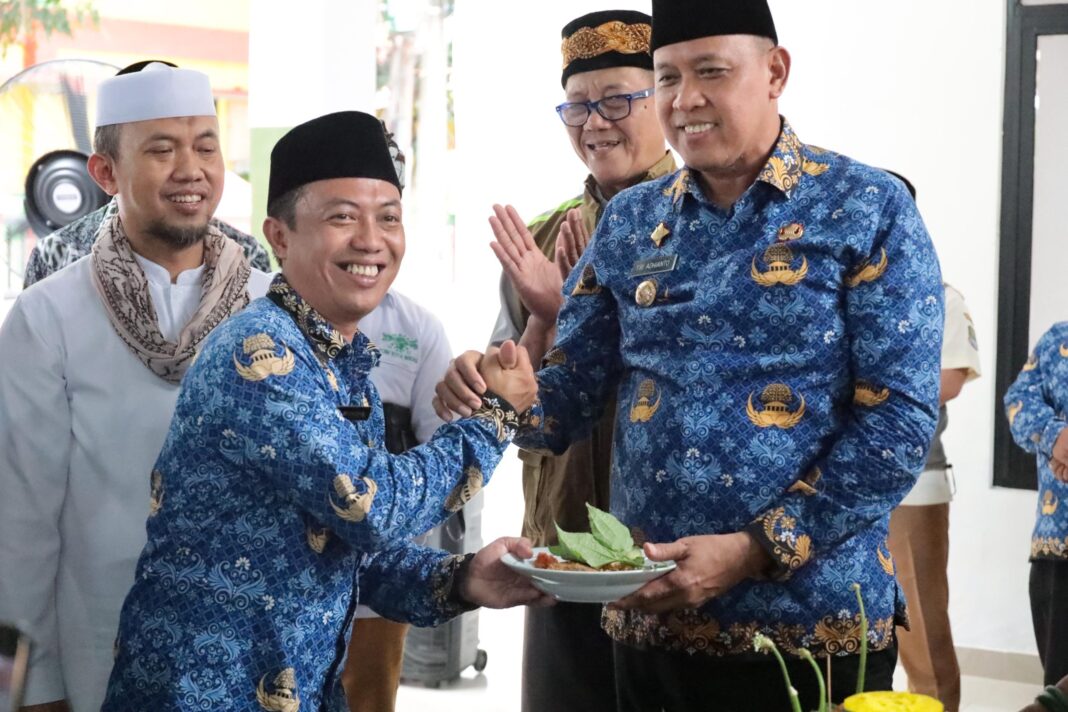 Kolaborasi Lurah, Kasi PMKS, Ketua TP. PKK Kelurahan Kaliwates, dan Paramedis dari Pustu Kelurahan Kaliwates melaksanakan ITAS (Imunisasi Tambahan Anak Serentak)