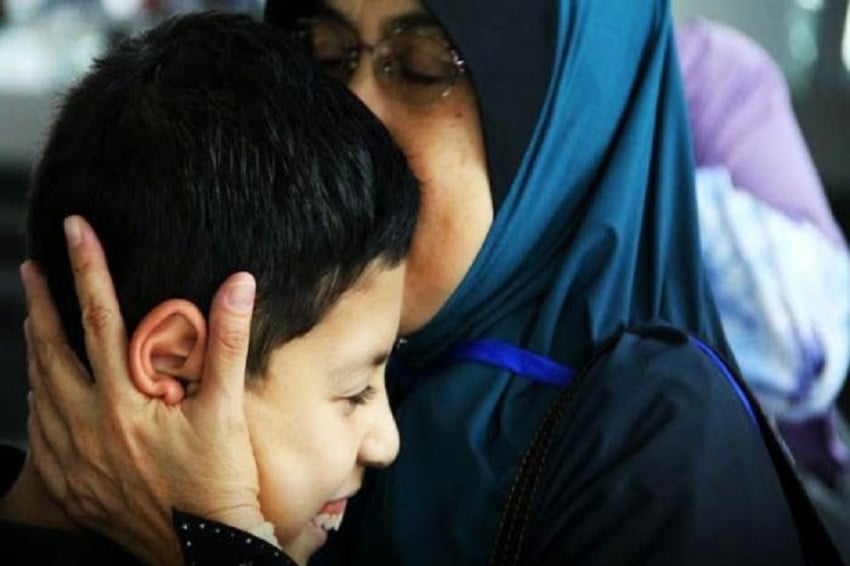 Mencium Anak Setiap Hari: Sunnah Rasul yang Sering Dilupakan