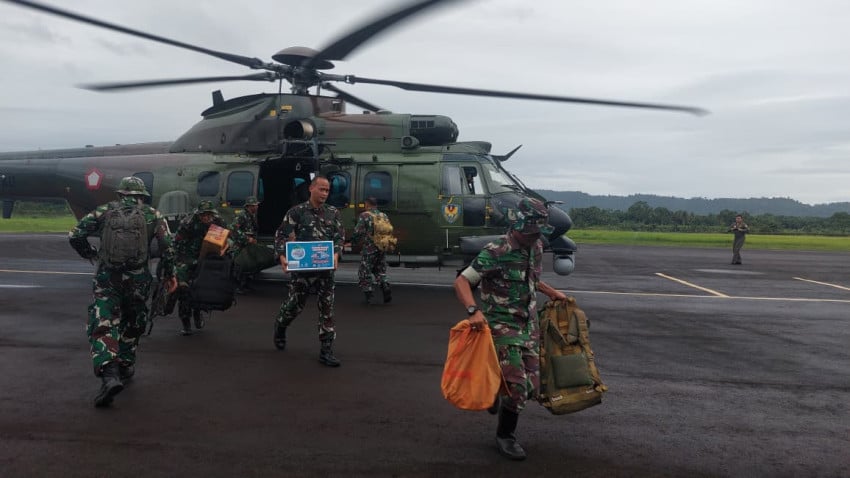 Helikopter Caracal TNI AU Distribusikan Bantuan