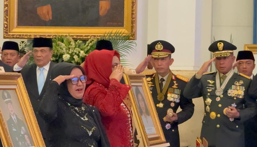 Marsinah dan Keluarganya Menangis di Istana Negara saat Lagu Indonesia Raya Berkumandang
