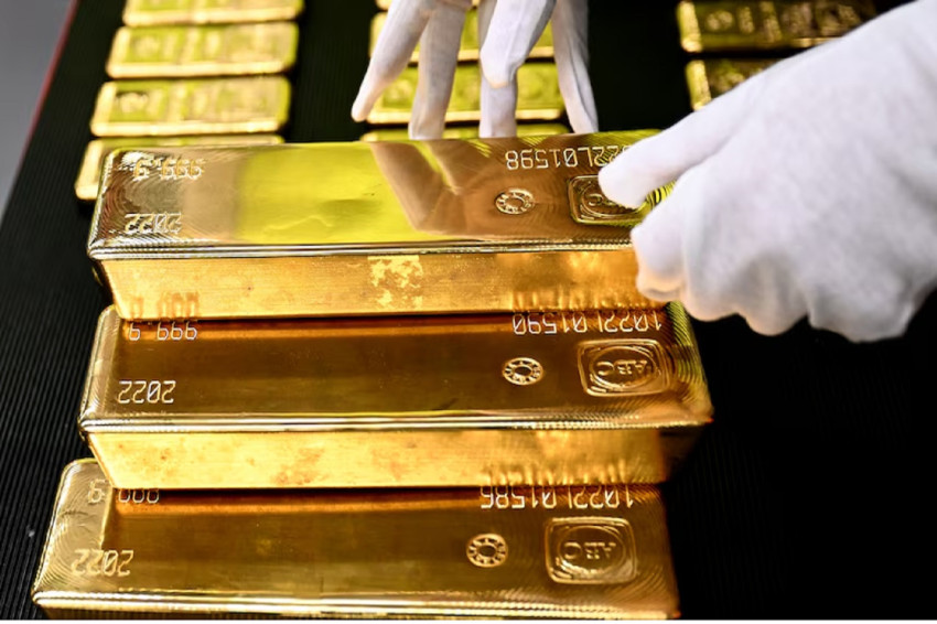 Pria Ini Temukan Harta Karun Emas Senilai Rp13,3 Miliar Waktu Gali Kebun