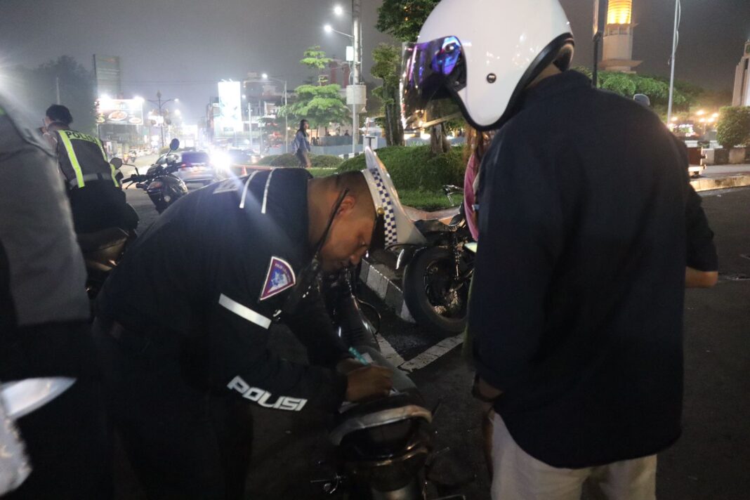 Video: Detik-detik Penangkapan Jambret Viral Todongkan Sajam di Jakbar