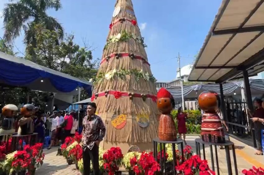 Aneh dan Instagramable, Pohon Natal Daur Ulang Warnai Misa Natal 2025