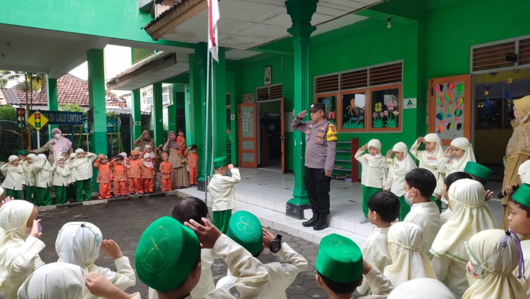 Dukung Pendidikan Anak, Bhabinkamtibmas Kalurahan Bantul Hadiri Kegiatan RAJIN di TK ABA Mardi Putra