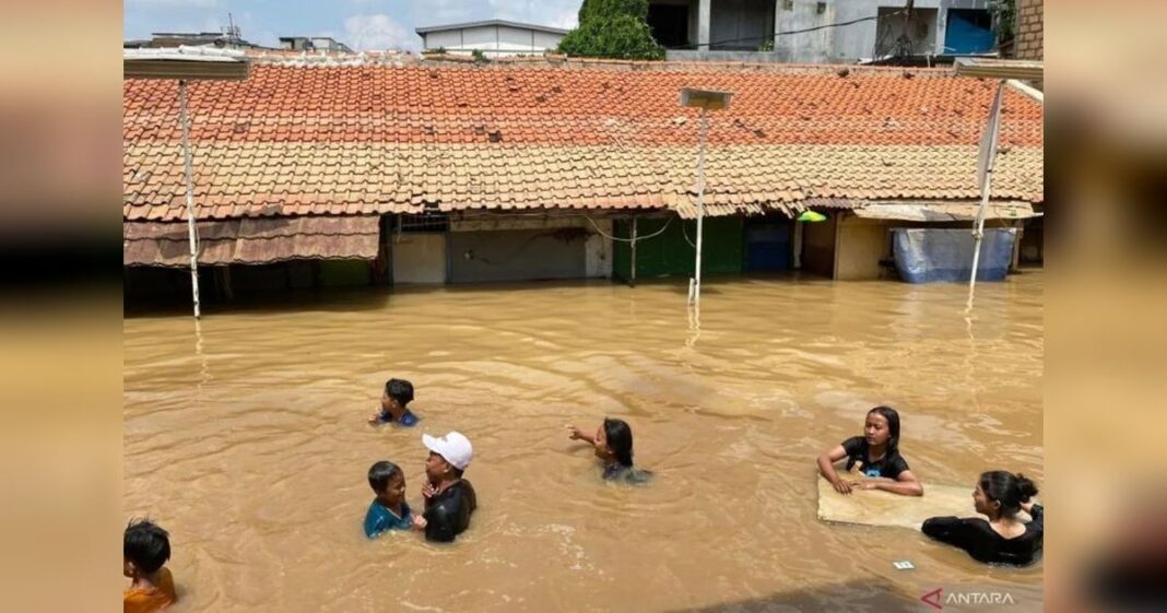Kemenkes Ingatkan Masyarakat Waspadai Leptospirosis Pasca Banjir