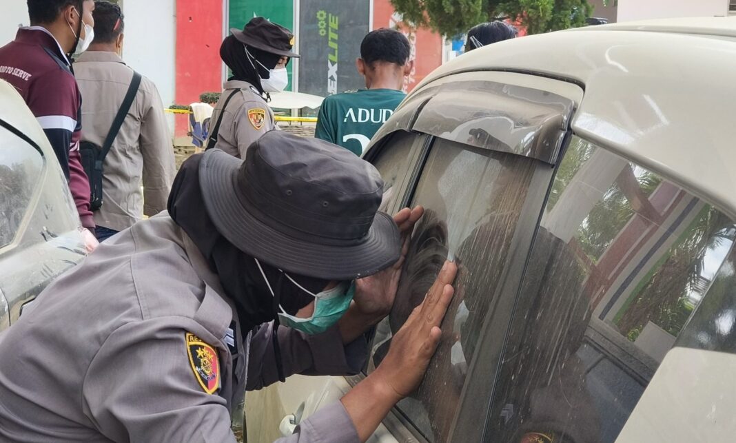 Tangkal Penyakit, Polisi dan Warga Bangun MCK di Letak Bencana Aceh Tamiang