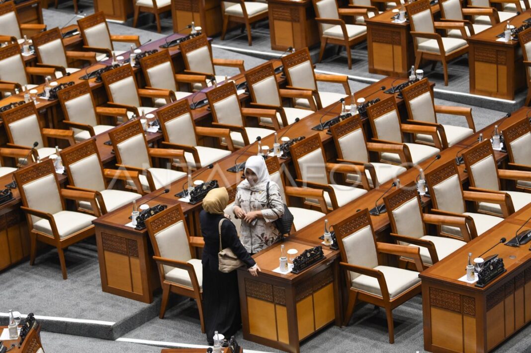 DPR Tunda Bahas RUU Pilkada