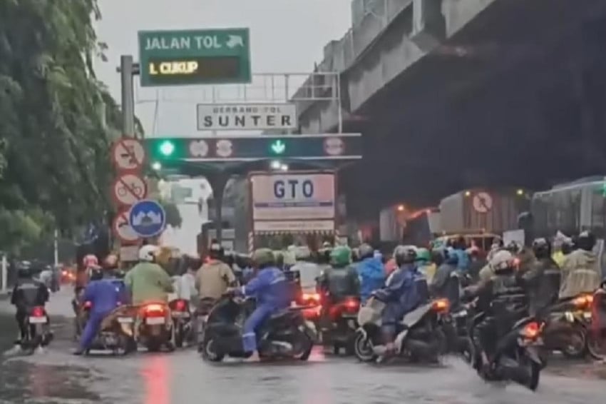 Pengaruh Banjir di Jalan Yos Sudarso, Pemotor Boleh Masuk Tol