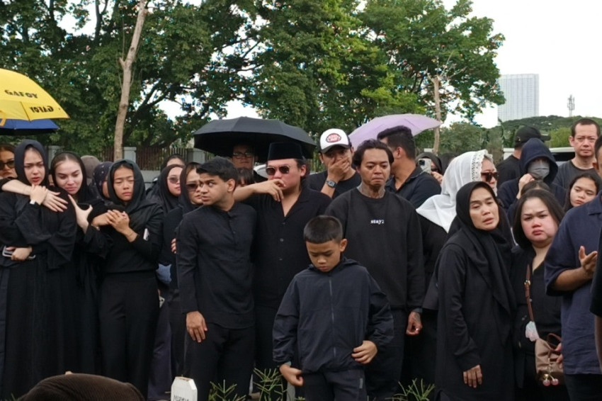 Suasana Haru Pemakaman Lula Lahfah Diiringi Tangis