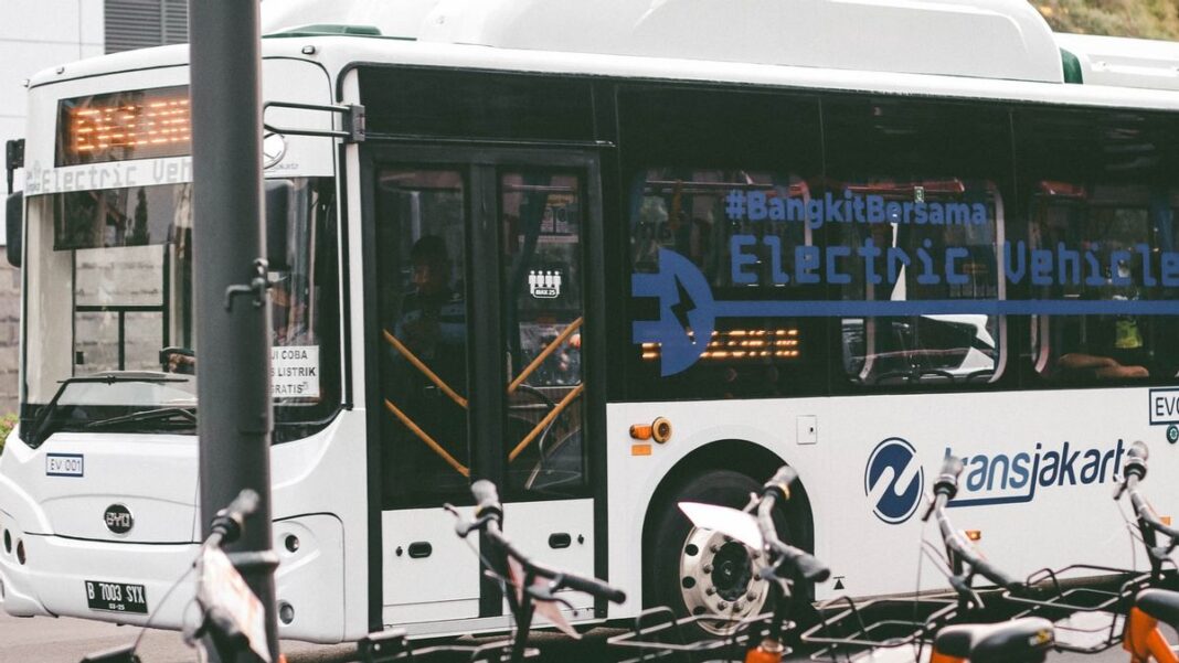 Video Viral 2 Laki-laki Diringkus Usai Masturbasi di Bus Transjakarta
