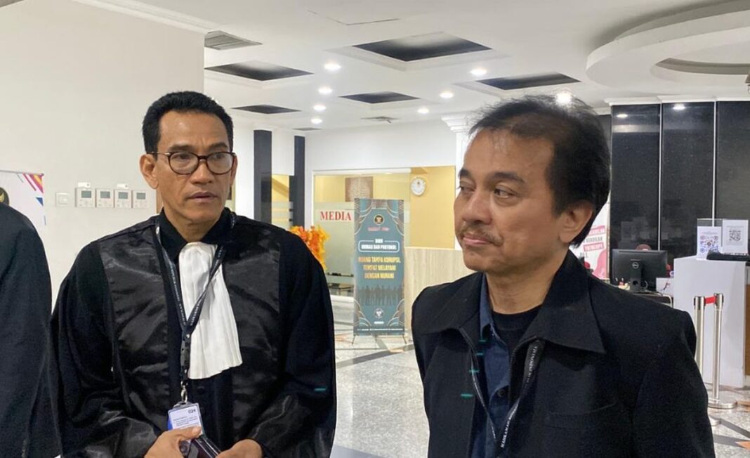 Roy Suryo Ungkap Kejanggalan Salinan Ijazah Jokowi